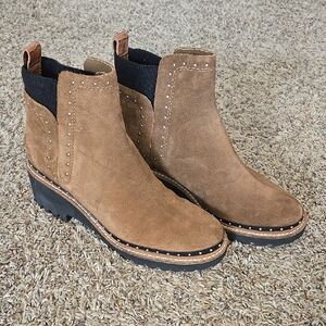 Tan Chelsea Ankle Boots with Elastic Panels and Thick Sole